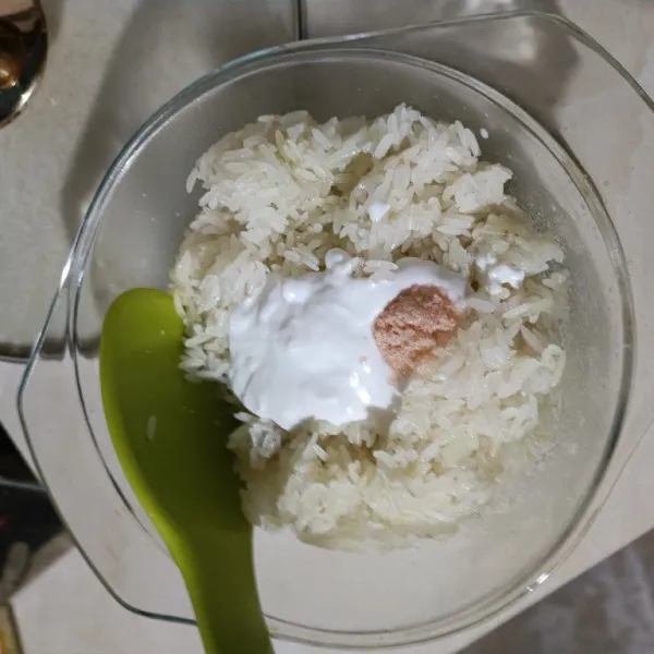 Kukus beras ketan yang sudah di rendam selama 15 menit lalu angkat. Tambahkan santan dan garam aduk rata.