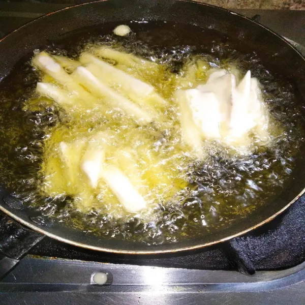 Panaskan minyak, lalu goreng ubi hingga matang.