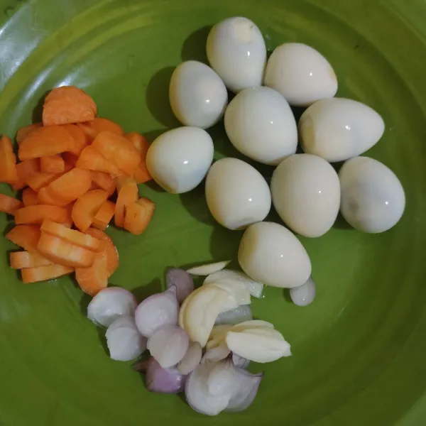 Siapkan wortel, telur puyuh dan duo bawang.
