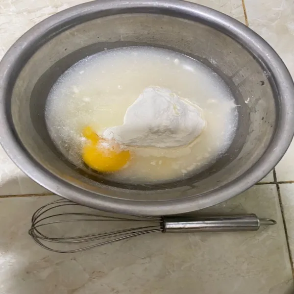 Campurkan telur.