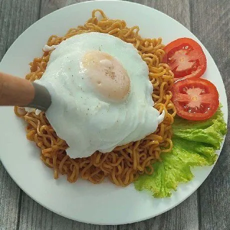 Setelah matang, telor ceplok mata sapi siap dijadikan lauk pendamping mie goreng, nasi anget atapun nasi goreng.