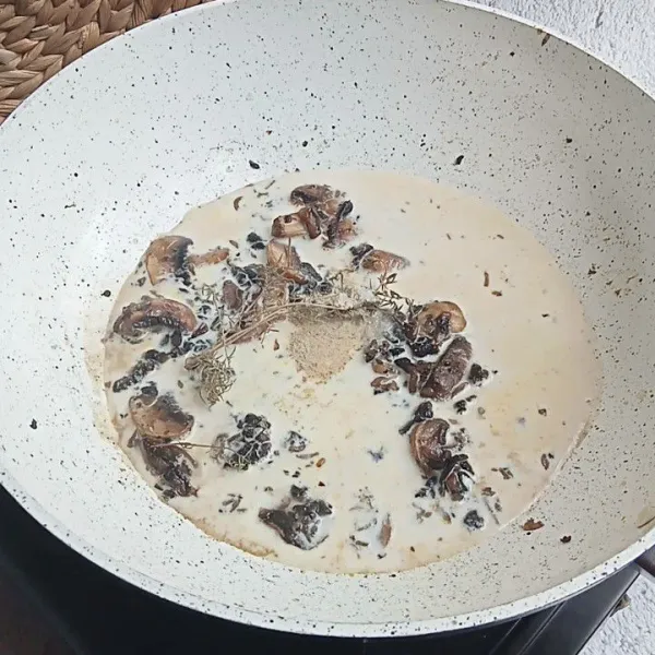 Tambahkan garam, lada, daun thyme, dan gula.