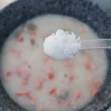 Kemudian bumbui dengan garam, merica bubuk dan kaldu bubuk. Masak sampai bubur mengental dan meletup-letup.