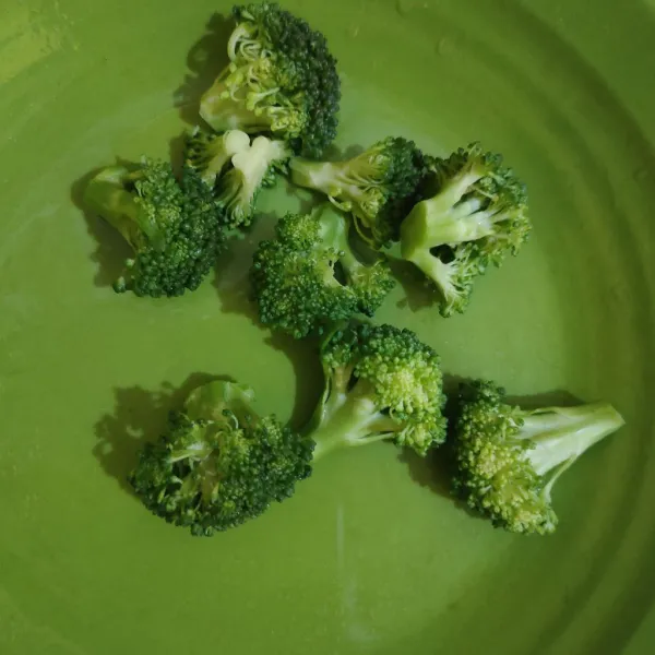 Siapkan brokoli.