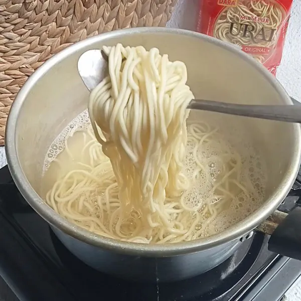 Rebus mie urai hingga matang dan tiriskan.
