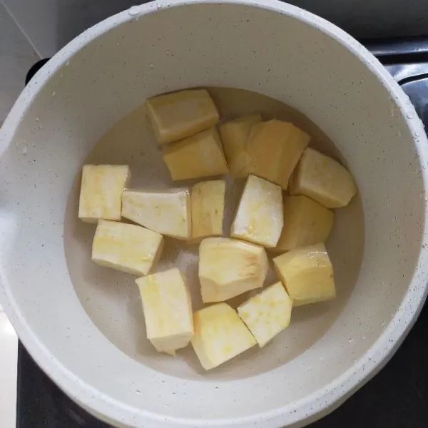 Kupas ubi, cuci bersih kemudian potong dadu, kemudian panaskan air sampe mendidih lalu masukkan ubi.