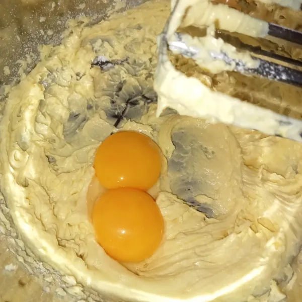 Masukkan butter dan gula halus kedalam wadah kemudian mixer hingga tercampur rata dan sedikit mengembang. Masukkan kuning telur dan mixer kembali hingga rata.