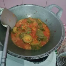 Masukkan pare, garam, gula pasir, penyedap dan irisan daun bawang, masak sampai bumbu meresap dan siap disajikan.