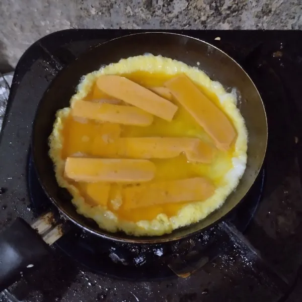 Tuang adonan ke dalam wajan berisi minyak goreng panas.