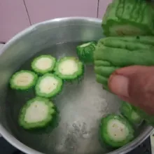 Rebus pare pada air mendidih selama 15 menit, setelah itu tiriskan.