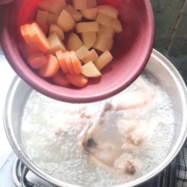 Setelah sayap ayam empuk masukan kentang, wortel dan buncis masak lagi sampai sayuran matang.
