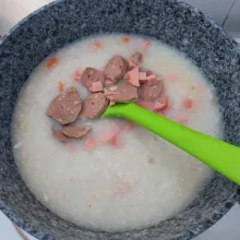 Masukkan irisan sosis dan bakso sapi, aduk rata. Masak sampai mengembang.