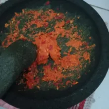 Ulek halus, bawang merah, bawang putih, kemiri, jahe, kunyit, lengkuas.