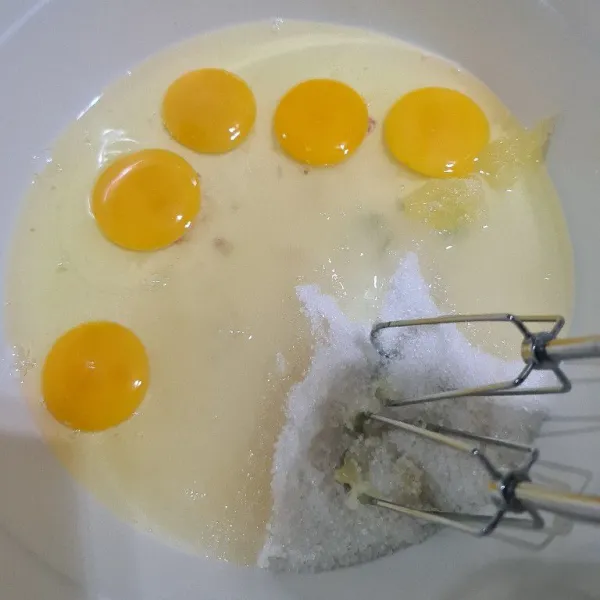 Masukkan telur, gula pasir lalu mixer dengan kecepatan bertahap.