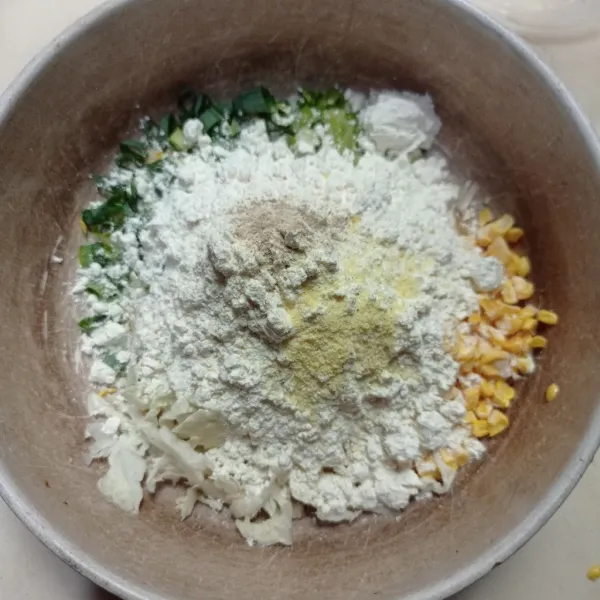 Tambahkan tepung terigu, tepung bumbu, garam, lada bubuk dan kaldu bubuk.