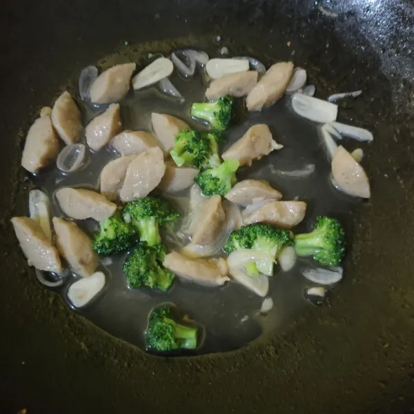 Masak hingga brokoli matang, matikan api.