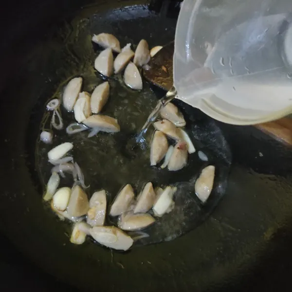 Masukkan air, kaldu bubuk, lada bubuk dan gula pasir. Masak hingga mendidih, tes rasa.