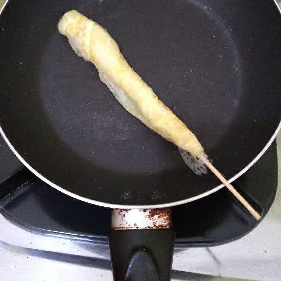 Gulung aci dengan tusuk sate . Angkat dan sajikan.
