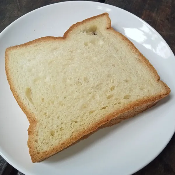 Tutup kembali dengan selembar roti tawar.