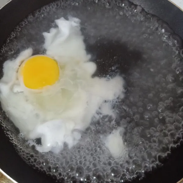 Masak telur dalam air mendidih.