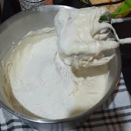 Masukkan tepung, vanili dan garam sambil di ayak kemudian mix perlahan.