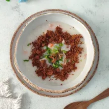 Sajikan bubur dengan tambahan topping selagi hangat.