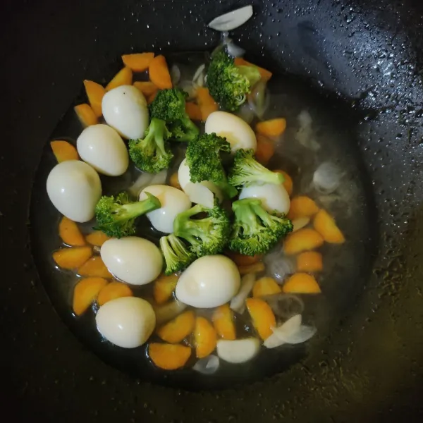 Masukkan brokoli, aduk rata.