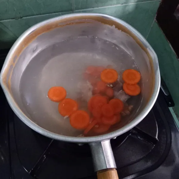 Masukkan wortel, tunggu ½ empuk.