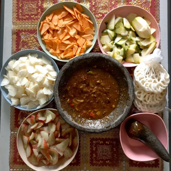 Sajikan bumbu rujak bersama buah-buahan yang telah disiapkan dan kerupuk.