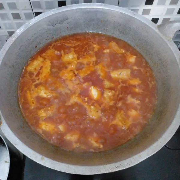 Masukkan ayam fillet dan tambahkan air. Masak hingga semuanya matang sempurna.