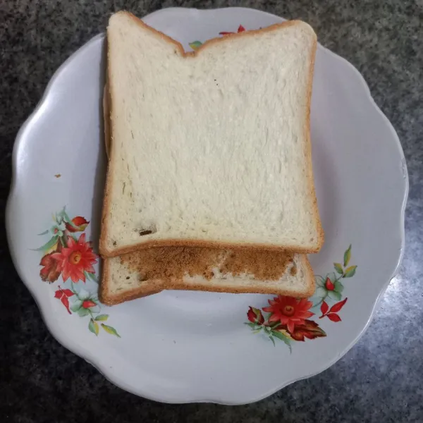 Tutup dengan roti tawar lagi.