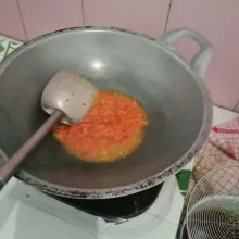 Tumis bumbu halus hingga harum, tambahkan air.