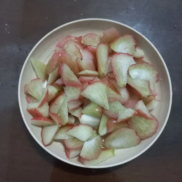 Iris tipis jambu air, sisihkan.