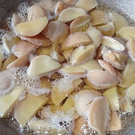 Goreng jengkol menggunakan api sedang.