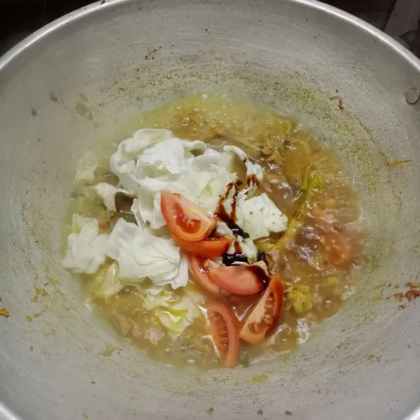 Kemudian masukkan kol dan tomat. Bumbui dengan garam, kaldu bubuk dan kecap manis.