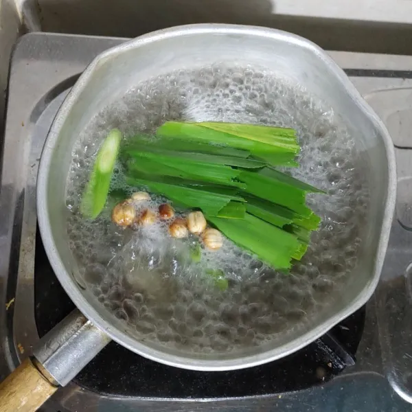 Didihkan lalu kecilkan api. Terus masak selama 10 menit.