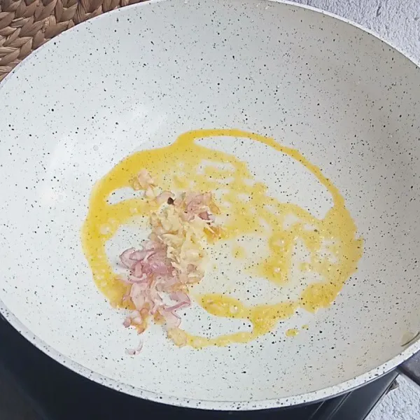 Lelehkan margarin, kemudian tumis bawang putih dan bawang merah hingga harum.