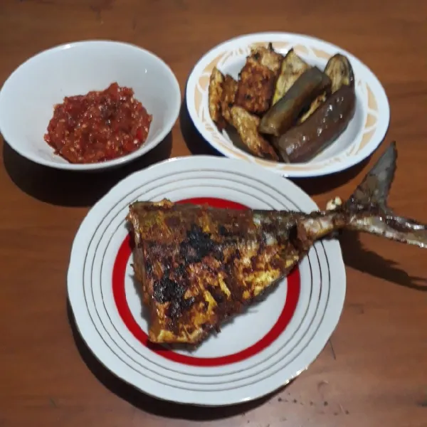 Sajikan ikan bakar lengkap dengan terong, tempe dan sambal.