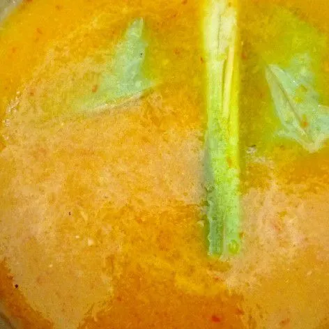 Masukkan garam dan penyedap rasa. Biarkan mendidih.