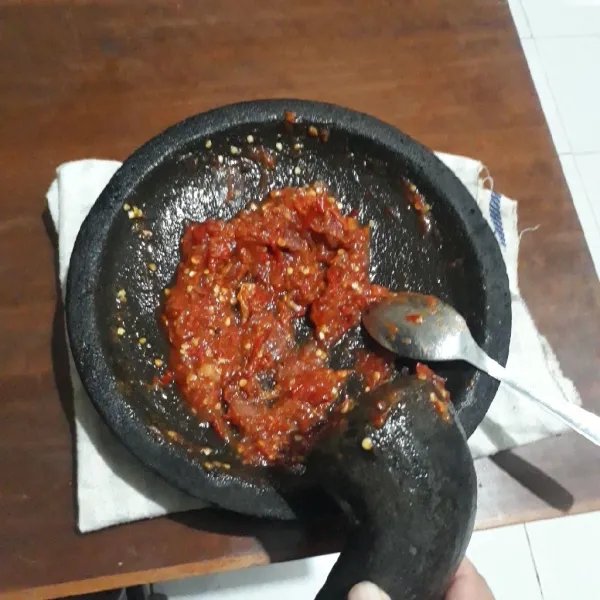 Sambal : bakar dengan api kecil bawang putih, bawang merah, cabai, tomat dan terasi. Kemuadian ulek hingga halus dan tambahkan garam, gula, terasi dan air limau.