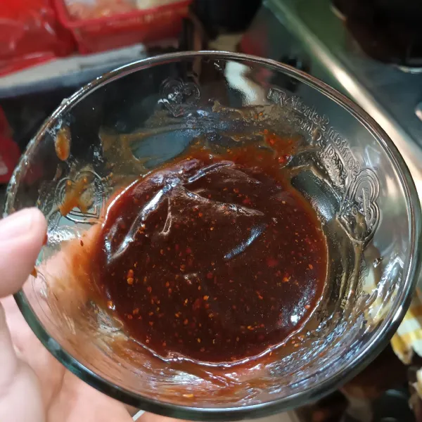 Campurkan semua bahan bumbu saus dan sisihkan.