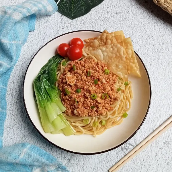 Sajikan dengan ayam, pokcoy rebus dan pangsit. Siap disajikan!