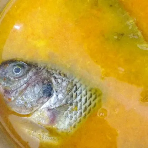 Koreksi rasa, lalu masukkan ikan.