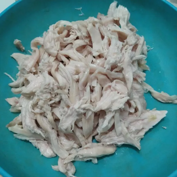 lumuri daging ayam dengan air jeruk nipis,diamkan 5 menit lalu bilas.rebus ayam asal matang saja.angkat dan suwir²
