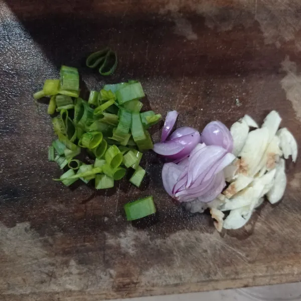 Cincang bawang putih, iris bawang merah dan daun bawang.