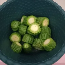 Potong-potong pare dan cuci bersih.