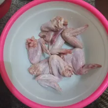 Siapkan sayap ayam yang telah dibersihkan.