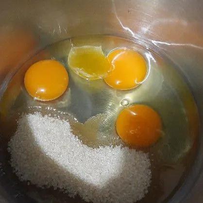 Siapkan wadah masukkan telur, spb dan gula pasir, kocok hingga kental berjejak.