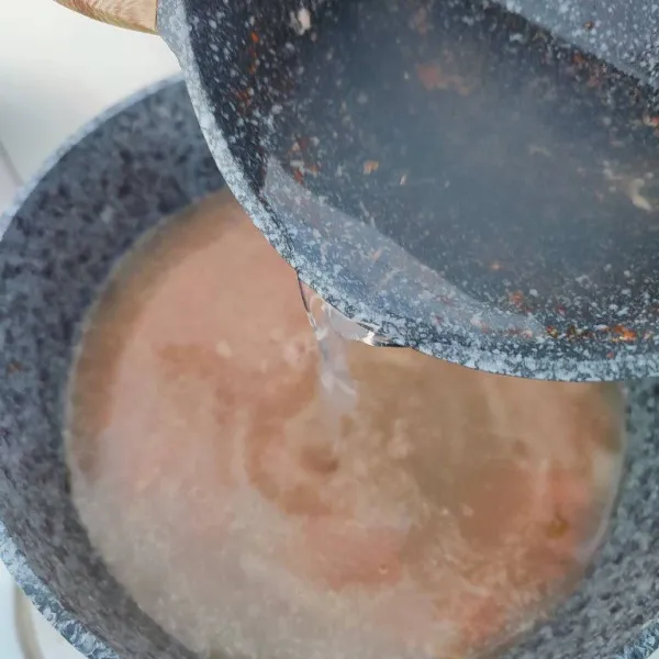 Setelah wortel empuk, masukkan air kaldu udang.