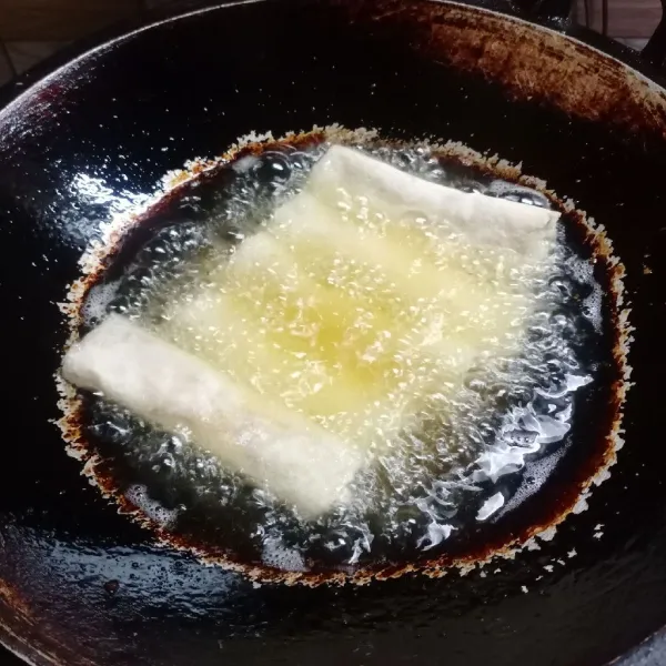 Goreng dalam minyak panas sampai kecoklatan.